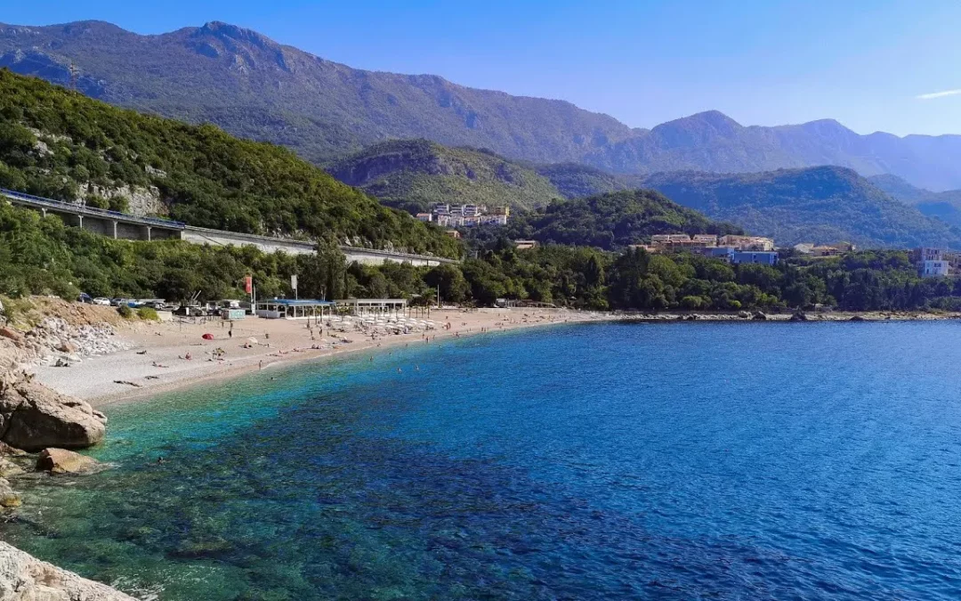 Plaža Kamenovo Budva – Skriveni dragulj između Bečića i Rafailovića
